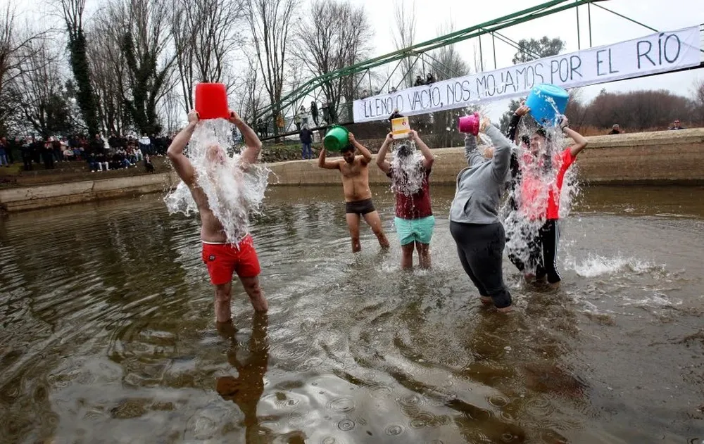 Los vecinos de El Robledo, en España ,despiden el año bañándose con el agua del río en plena sequía; la tradición renueva la esperanza de, algún día, poder darse un chapuzón