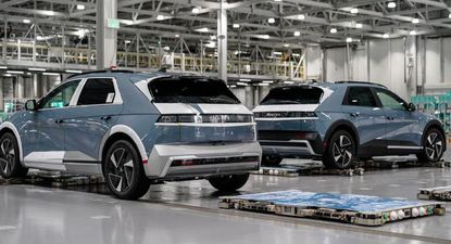 ice detiene a cientos de surcoreanos en una planta de vehiculos de hyundai en eeuu, desatando la indignacion del gobierno de seul