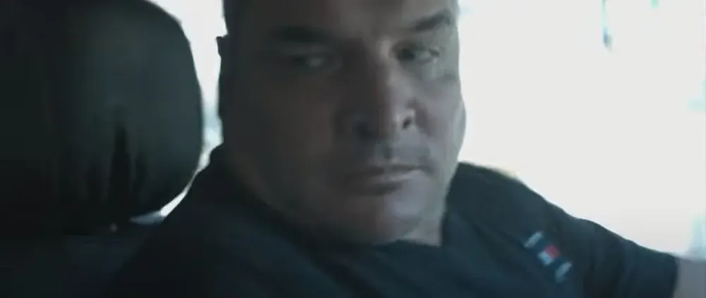 Primer plano de Alejandro Astesiano interpretando a un patovica