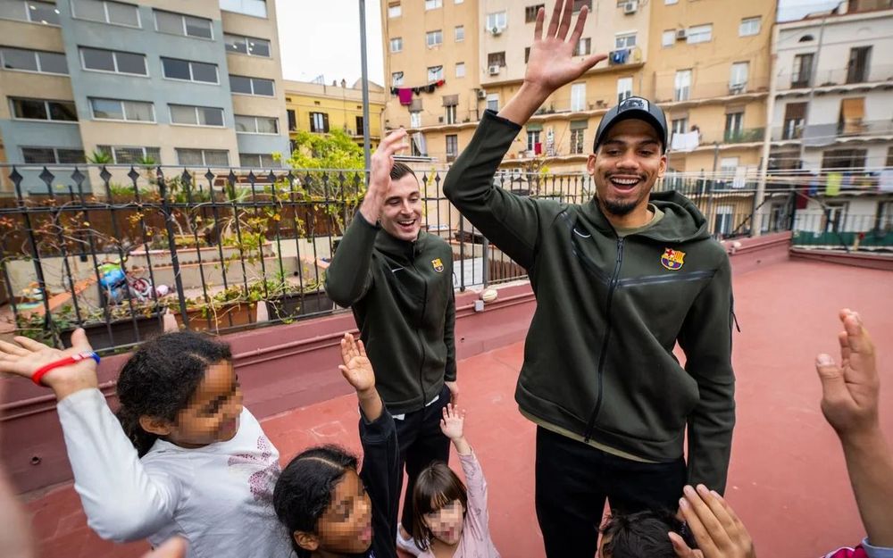 Araujo se divirtió con los niños