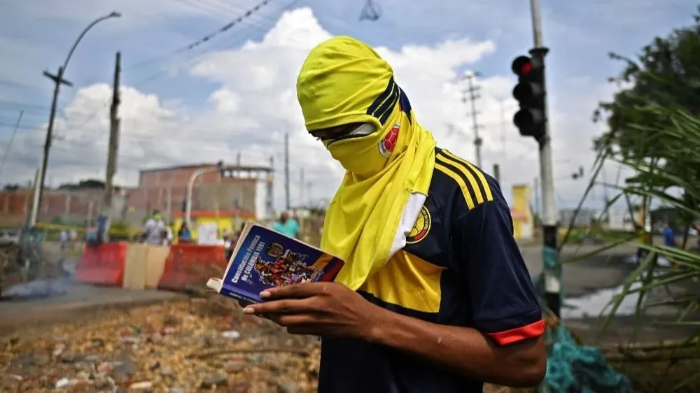 Las protestas actuales, aunque tienen causas similares a las de hace 30 años, no piden cambiar la Constitución. Piden que se cumpla