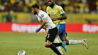 Marcelo Saracchi de la selección de Uruguay, ante Gérson de Brasil