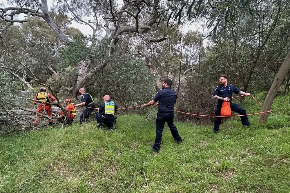 La policía y equipos de rescate trabajan en tareas de salvamento al este de Australia, afectado por fuertes tormentas.