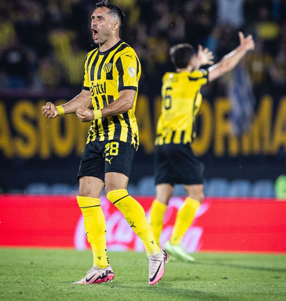 Jaime Báez celebra su golazo para Peñarol ante Botafogo por Copa Libertadores