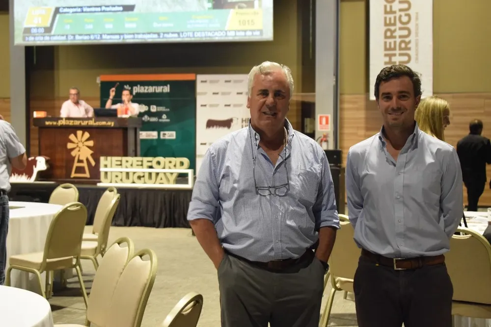 Carlos De Freitas, presidente de Plaza Rural, junto a Fernando Alfonso, presidente de la Sociedad de Criadores de Hereford del Uruguay, en el remate Hereford de Punta.