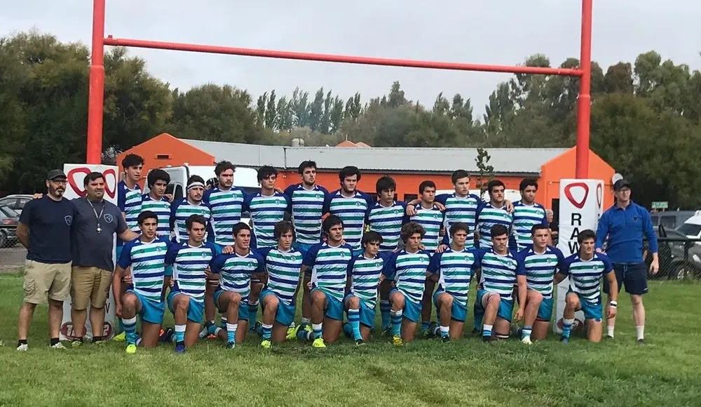 La foto del partido ante Chubut en 2019 tiene una particularidad: no tienen la celeste sino la camiseta de Trelew Rugby, porque les robaron la bodega del ómnibus mientras viajaban a esa ciudad. Allí apaerecen Etcheverry, Bianchi, Álvarez y Alonso