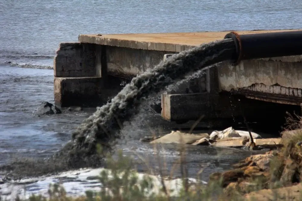 El agua es de color negro y de aspecto aceitoso