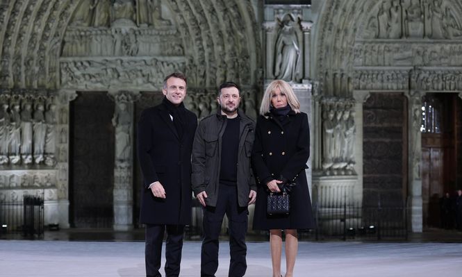 Brigitte y Emmanuel Macron, con Volodimir Zelenski. EFE