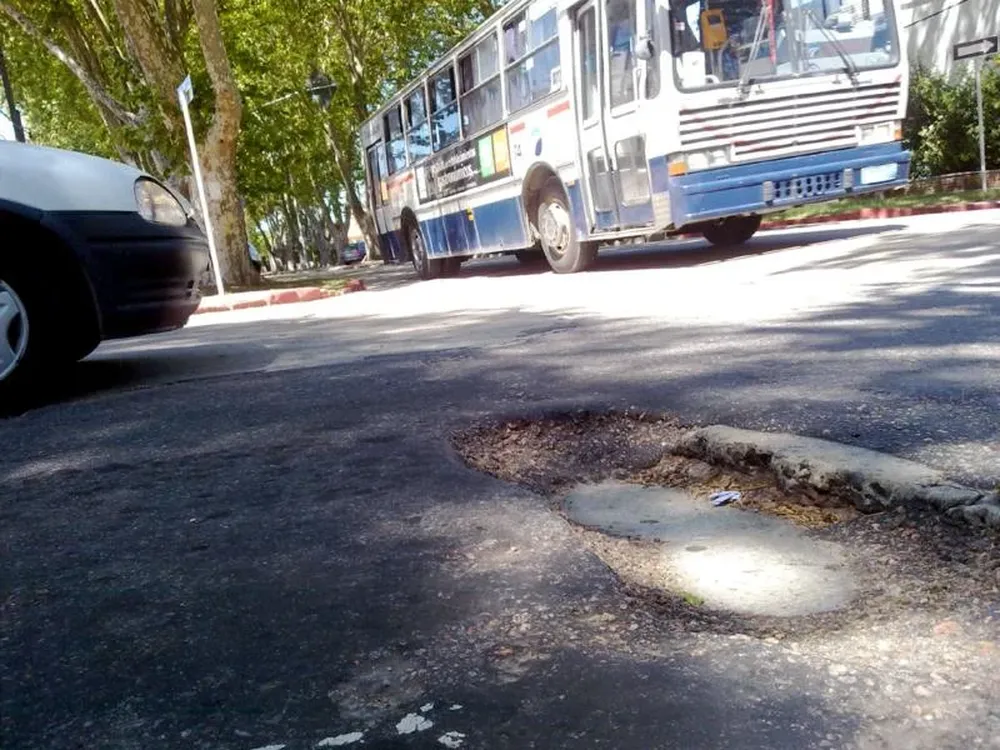 Pozo en Rivera y Espínola sin señalizar.