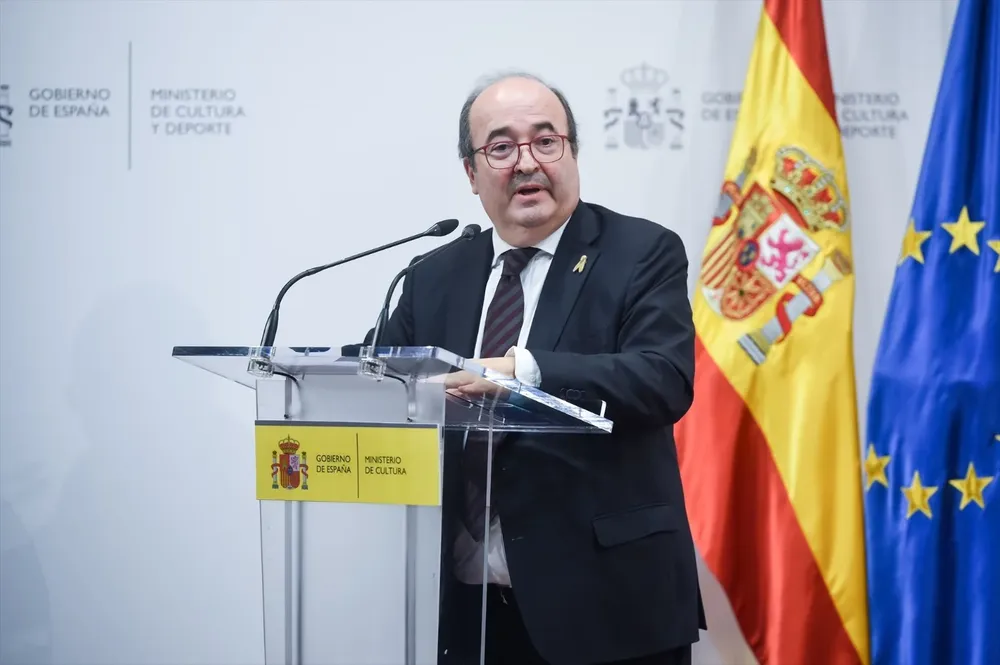 El hasta hoy ministro de Cultura y Deporte, Miquel Iceta, interviene durante el traspaso de la cartera de Cultura, en la sede del Ministerio de Cultura