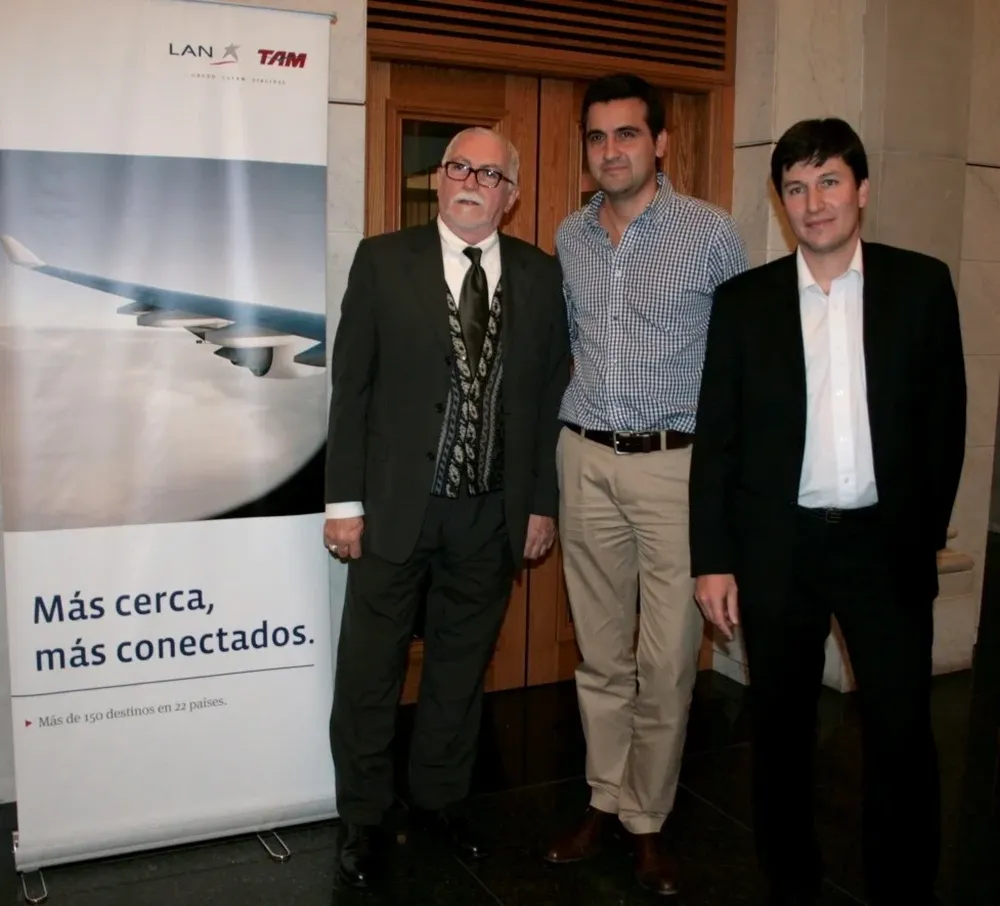 Director del Teatro Solís, Walter Bagnasco; gerente general de LATAM Airlines, Francisco Chiari y jefe de Marketing de LATAM Airlines, Ernesto Bonilla