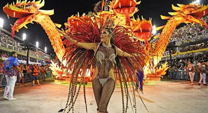el carnaval de rio arranco con esplendor y un fuerte tono de protesta