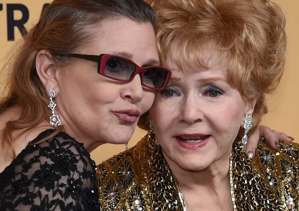 Debbie Reynolds y su hija Carrie Fisher a comienzos de 2015