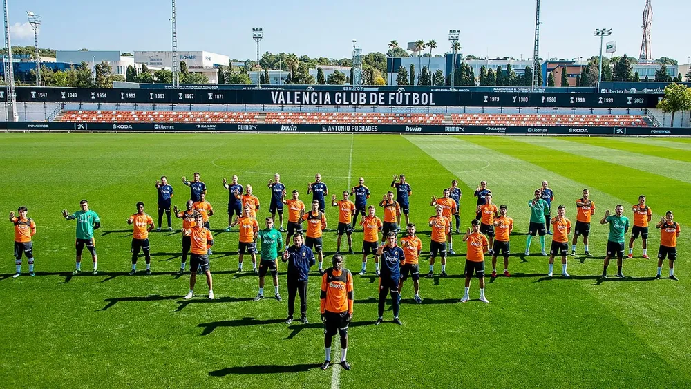 Una imagen publicada por Valencia muestra a los jugadores y al personal mostrando su apoyo al defensa francés.