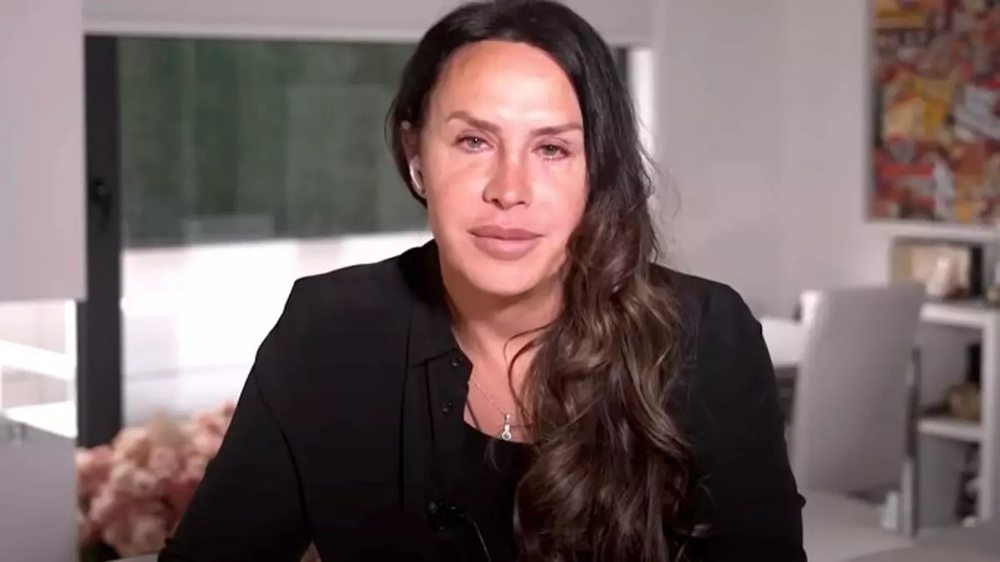 Karla Sofía Gascón llora durante una intervención televisiva.