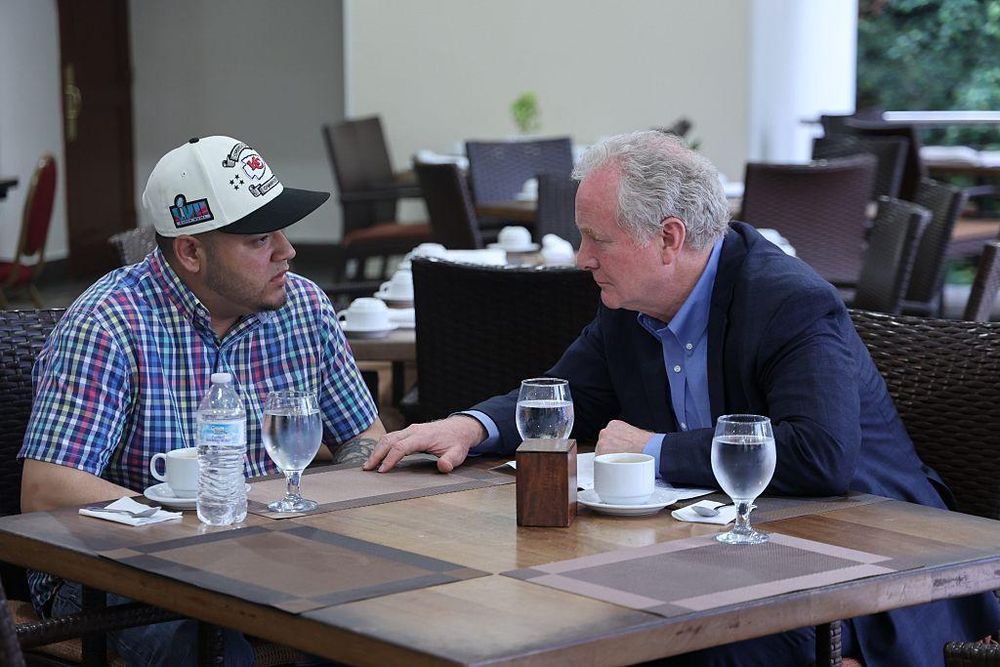 El senador Chris Van Hollen visitó a Ábrego García en El Salvador en marzo.