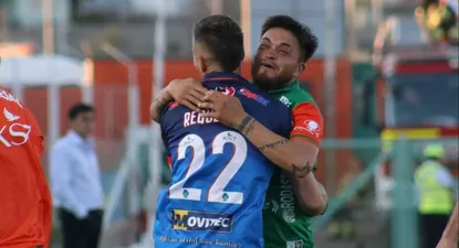 El arquero Leandro Requena es saludado por un compañero, pero luego todos en el plantel se le tiraron arriba para felicitarlo
