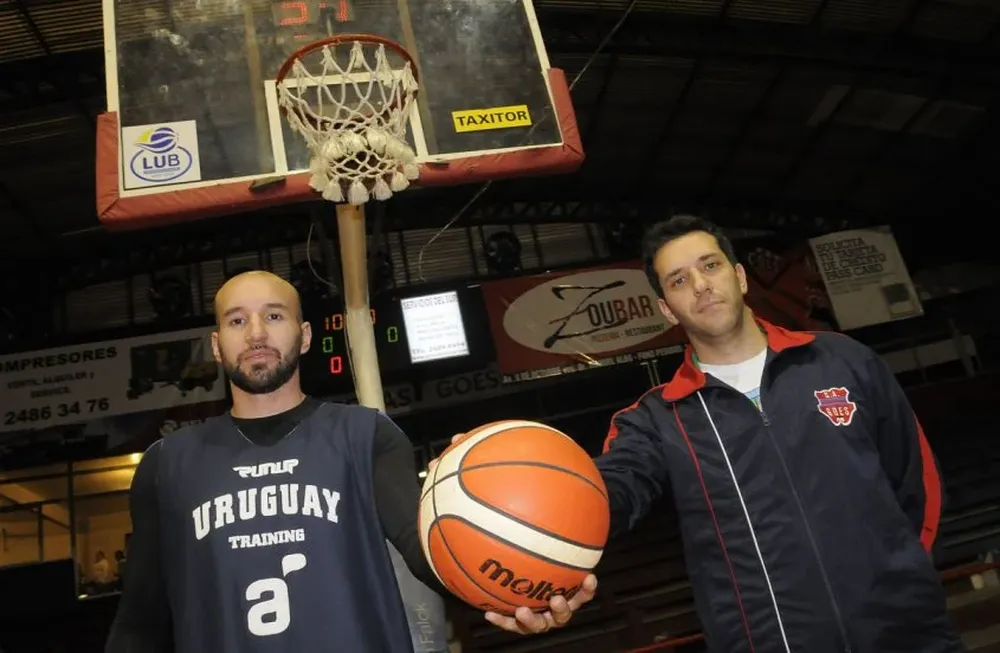 Sebastián Vázquez y Álvaro Ponce en la cancha de Goes