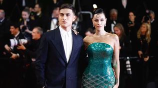 La pareja, pronta a casarse, pasó por la alfombra roja de Cannes y deslumbró a todos.