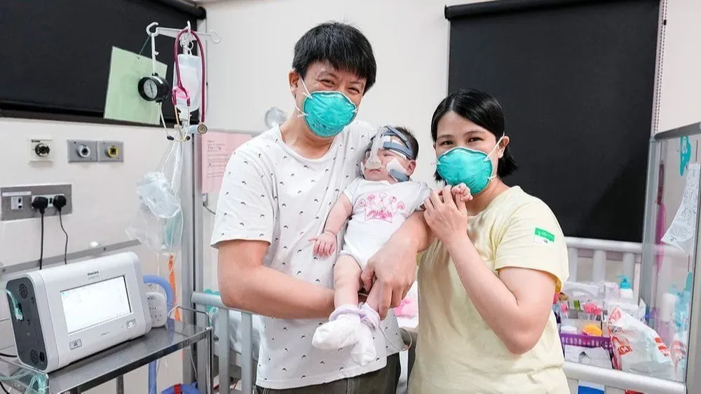 Kwek Yu Xuan junto a sus padres