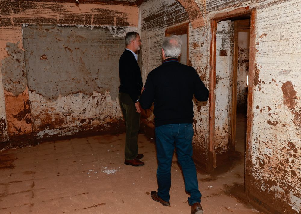 El rey Felipe visita una casa afectada por la DANA en Utiel