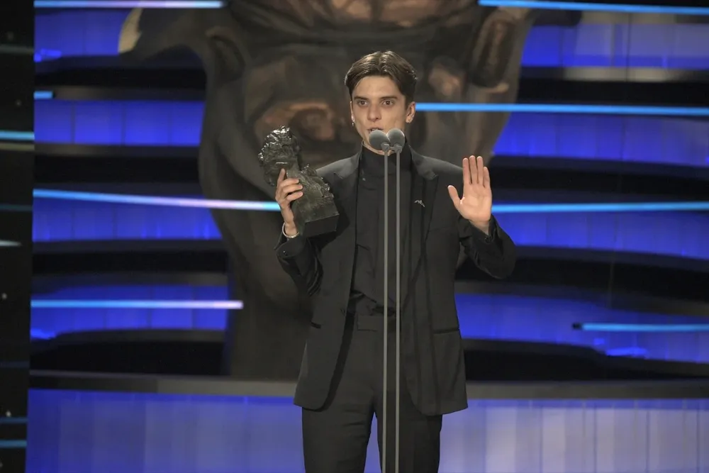 El actor Matías Recalt recibe el Premio Goya a Mejor Actor Revelación por La Sociedad de la Nieve, durante la gala de la 38 edición de los Premios Goya.