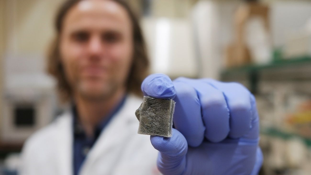 Fragmento de la espuma capaz de generar energía y aislar térmicamente.