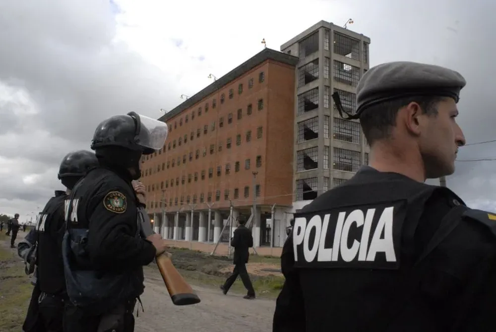 Algunos presos tienen ropa que no usa todo el mundo afuera, eso un estatus, dijo el ministro Bonomi