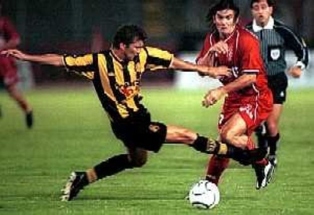 Jos&eacute; Enrique De los Santos de Pe&ntilde;arol, va con todo en un partido por Copa