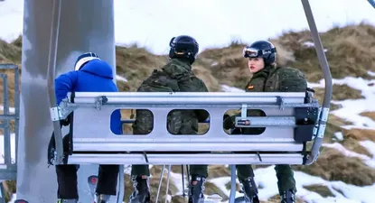 La princesa Leonor, a bordo de un telesilla, con un compañero cadete, antes de comenzar las maniobras militares en la nieve de las estación de Astún