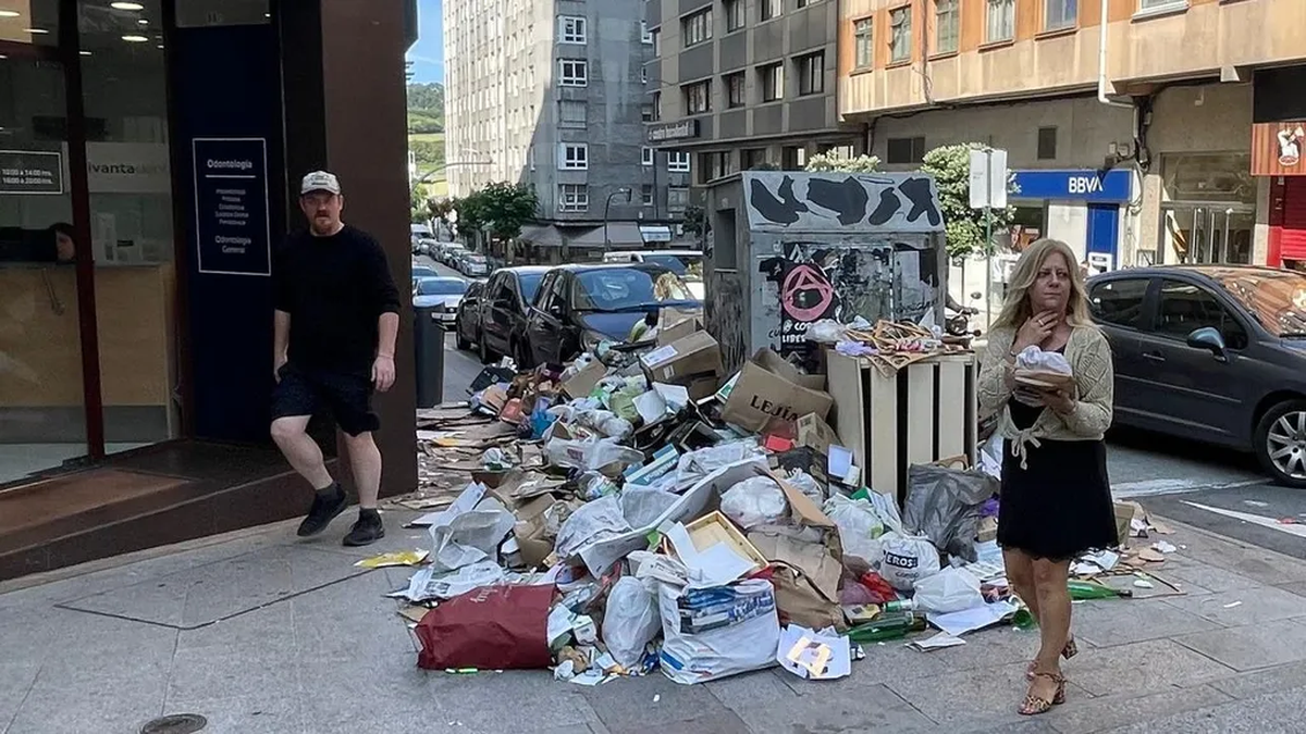 La basura inunda las calles de A Coruña tras casi un mes desde el ...