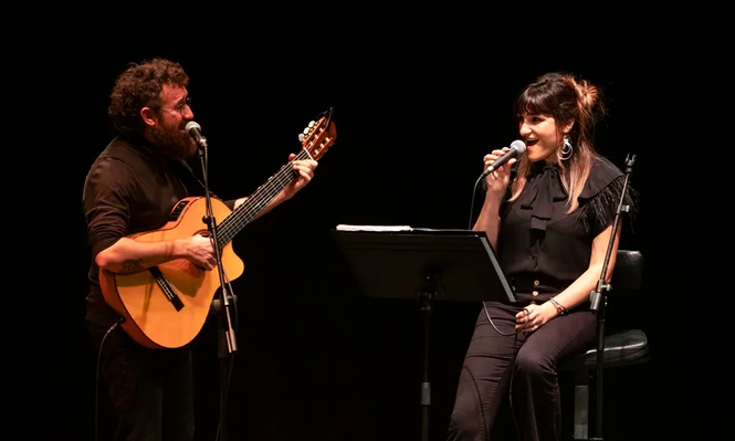 La cantante Rozalén (d) y el guitarrista Javi Collado, en el concierto solidario para los afectados por la DANA.