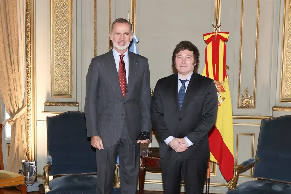 El Rey Felipe VI junto al presidente electo de Argentina, Javier Milei.