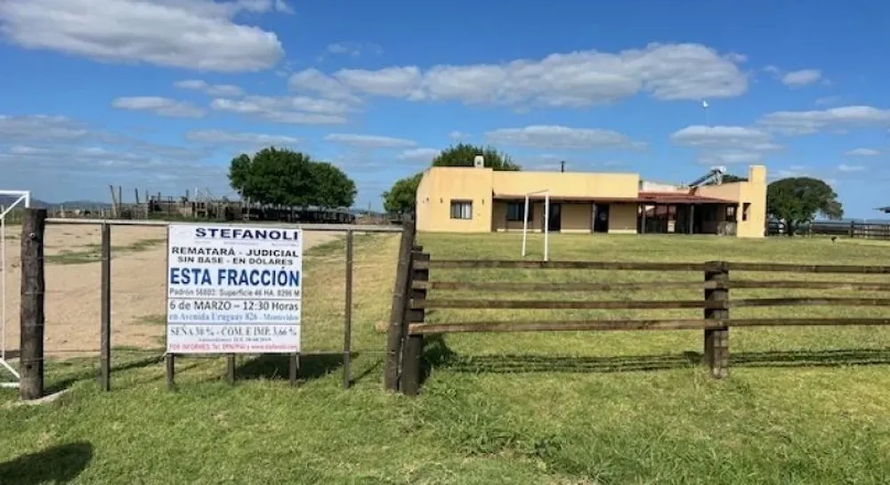 El terreno tiene costas sobre al arroyo Solís Grande.