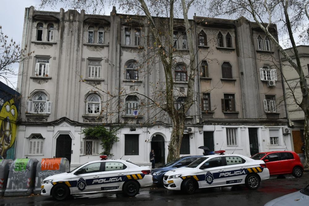 Policías frente al edificio de Cordón en el que ocurrió el hecho