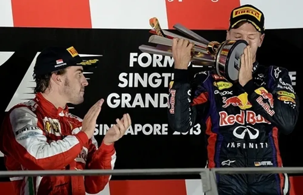 Vettel besa la copa en Singapur; Fernando Alonso lo aplaude