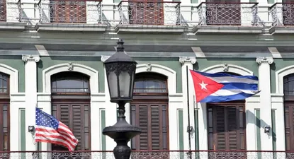 Otros tiempos, en julio del 2015 -cuando las relaciones entre Cuba y EEUU mejoraban- ambas banderas flameaban en en La Habana