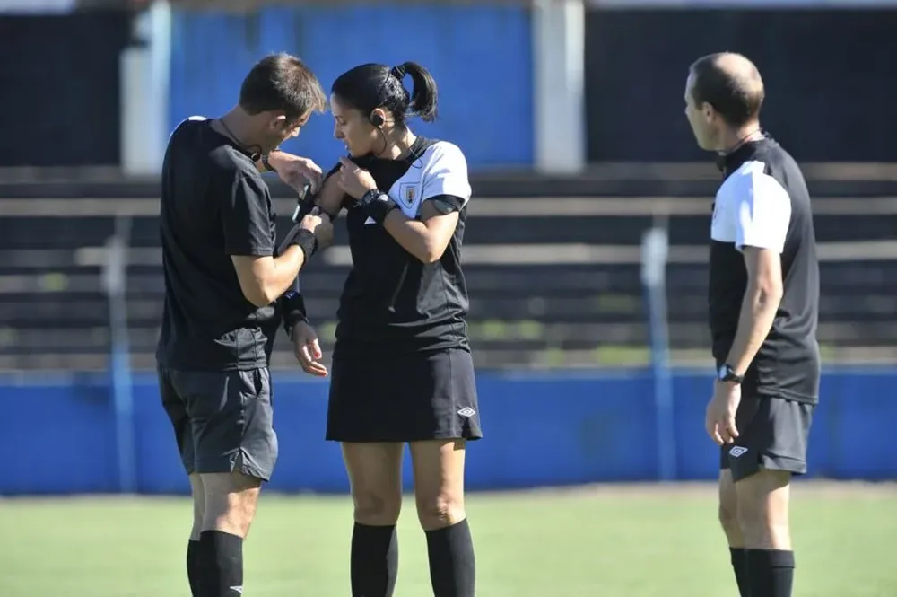 Claudia Inés Umpiérrez, junto a sus asistentes en Belvedere donde actuó, y en muy buena forma, como árbitro central en el partido Liverpool ante Wanderers
