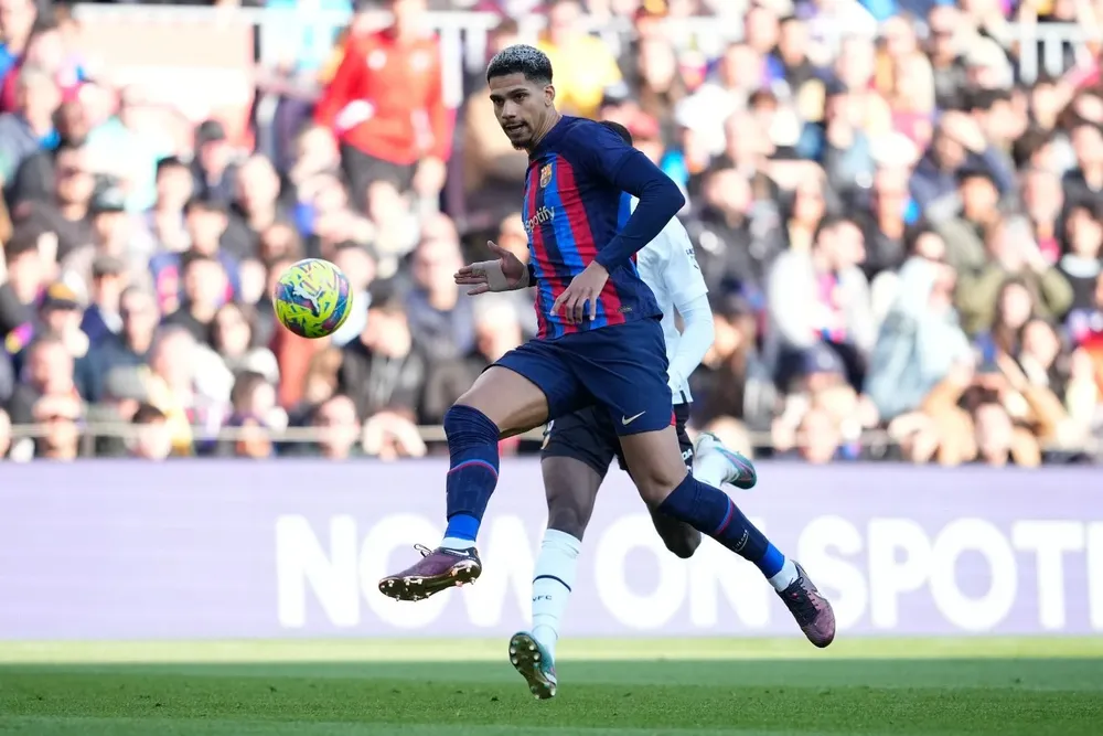 Ronald Araujo cumple 24 años