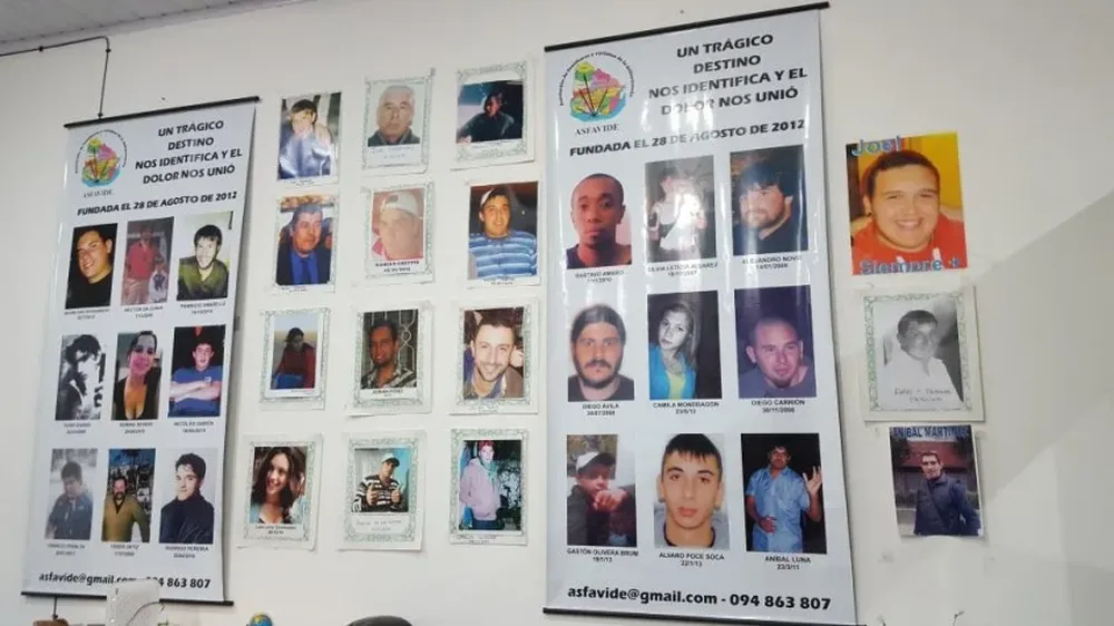 Carteles en la sede de Asfavide