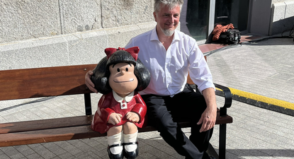 El artista argentino Pablo Irrgang, autor de las réplicas de Mafalda que existen por el mundo