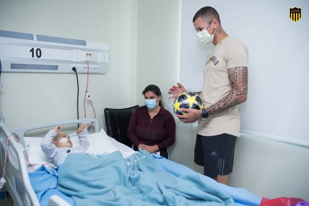 Léo Coelho en la visita de Peñarol