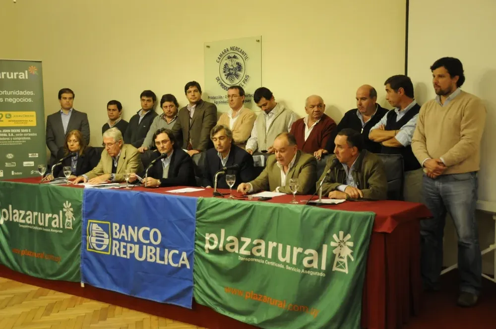 Integrantes de Plazarural y del BROU en la conferencia