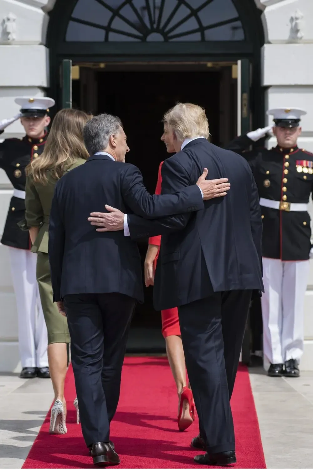 Trump abraza a Mauricio Macri, mientras lo recibe a la Casa Blanca en Washington, DC