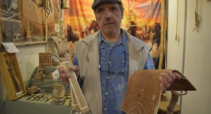 El guasquero que desparrama el oficio por Uruguay y lleva a su stand dos cintos históricos que no pudo romper