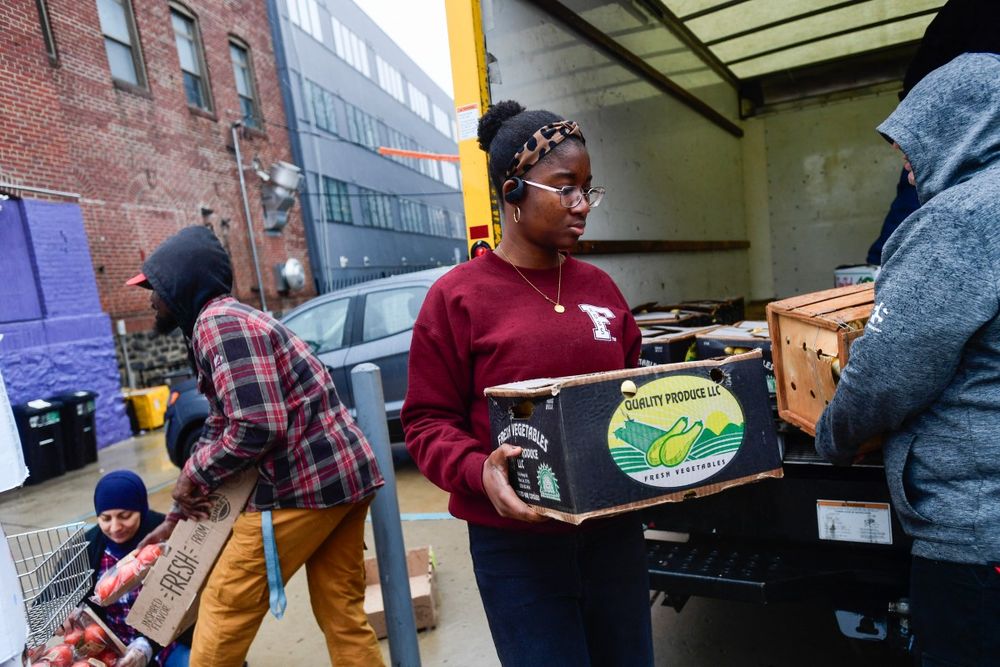 Voluntarios descargan donaciones del banco de alimentos Lutheran Settlement Houseen en Filadelfia, Pensilvania.
