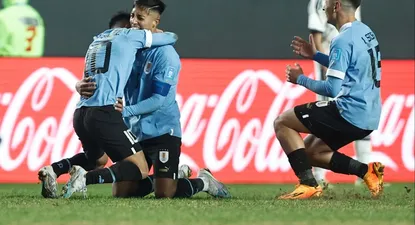 Fabricio Díaz se funde en un abrazo con Cepillo González mientras llega Ignacio Sosa para el saludo