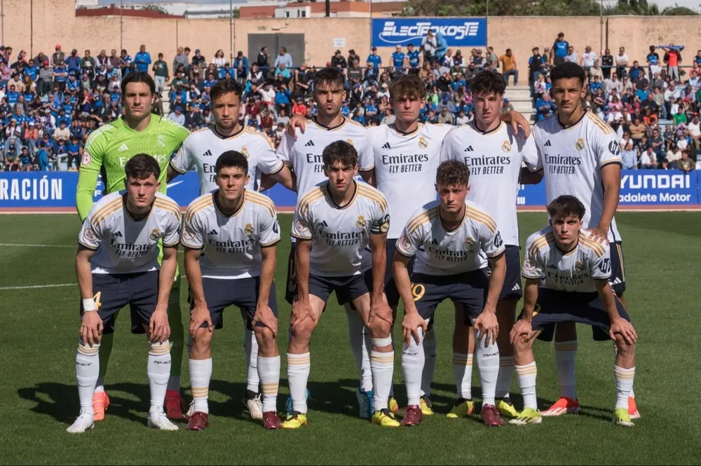 El Toro Rodríguez, el primero de los parados desde la izquierda