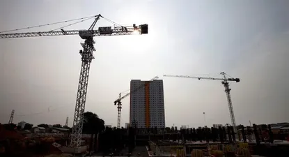 Indonesia- Vista general del solar de los apartamentos Green Pramuka en construcción en Yakarta