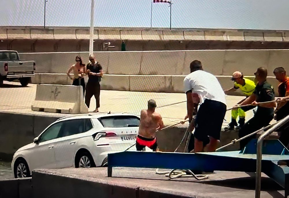 Momento en el que sacan al vehículo del agua.&nbsp;